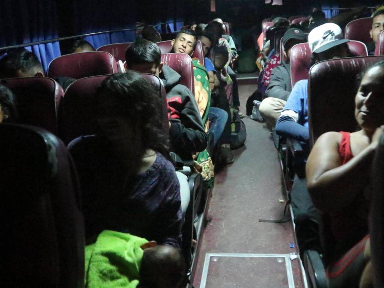 Una vez asaltados por los policías hondureños los migrantes volvieron a subir al bus donde fueron entrevistados por la Unidad Investigativa de EL HERALDO Plus y LA PRENSA Premium.