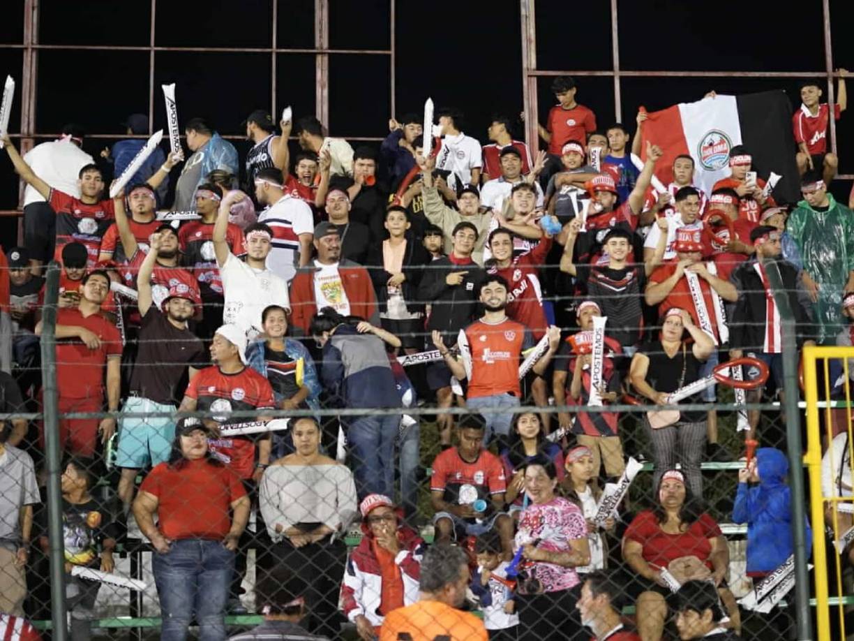 Espectacular fiesta deportiva en las graderías del estadio Rubén Deras de Choloma.