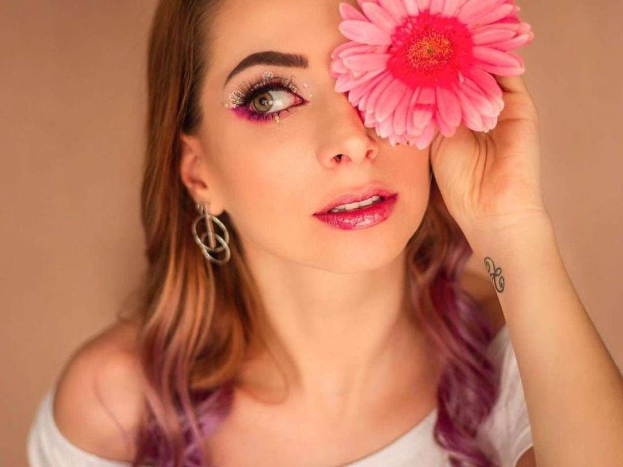 Por otra parte, a raíz del vídeo el pasado 24 de agosto la reconocida Scarlet Espinoza, Psicóloga en clínica especializada en Psicoterapia Cognitiva, Conductual y Trastornos Alimenticios, manifestó que la influencer no tenia una cédula profesional en psicología.