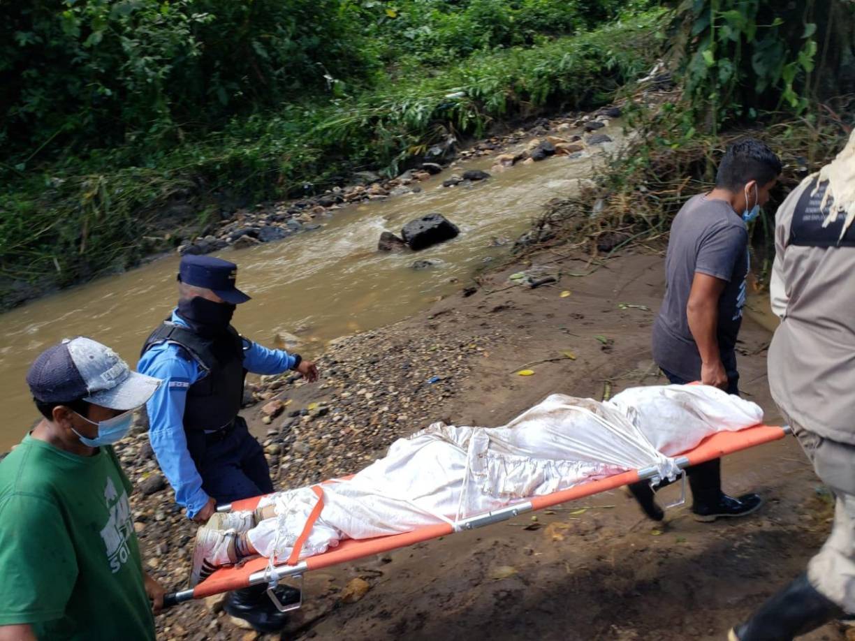 Momento en el que autoridades rescatan el cuerpo de una de las hijas de Raúl Discua. 