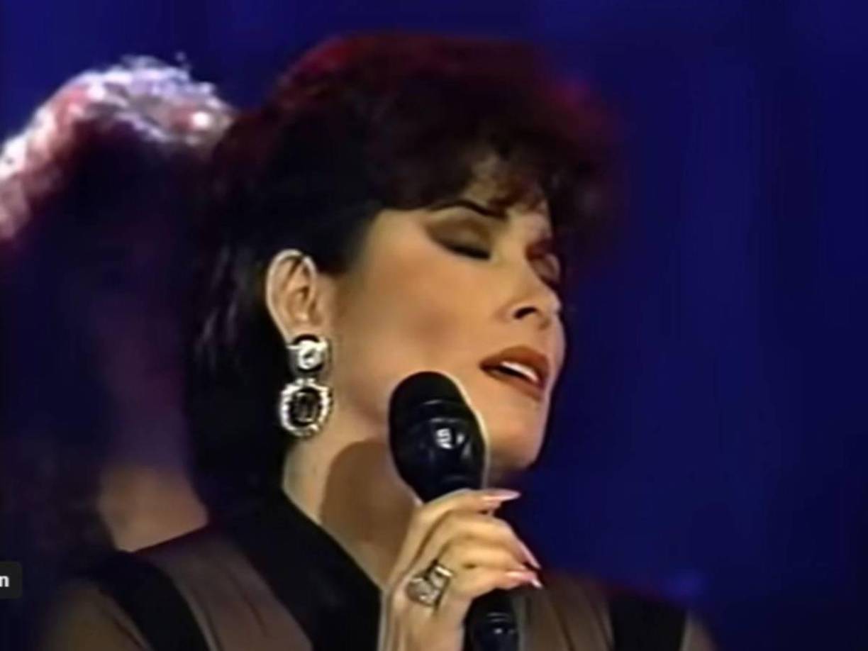 “Duele” es el nombre de la canción que Dulce le dedicó a Gonzalo Vega por amor. Esta canción se publicó en 1993 en el álbum “Testigo de una noche” y se transformó en una de las más famosas de su trayectoria. La melodía “Duele” manifiesta el sufrimiento y la melancolía que Dulce experimentó después de la disolución de su vínculo con Gonzalo Vega.