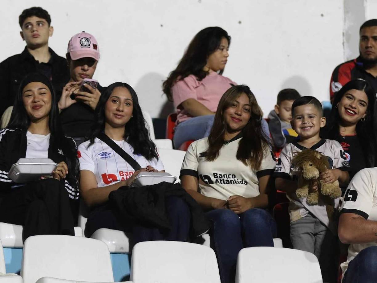 Pero las hinchas del Olimpia son las que comandaron en las graderías del recinto capitalino.