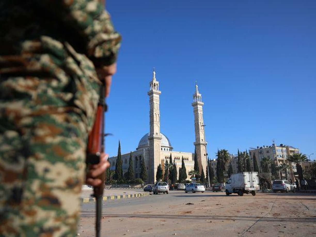 Para ello, los rebeldes han utilizado tácticas de guerrilla e incluso se han hecho explotar en coches bomba para romper las primeras líneas de defensa de las milicias proiraníes y del Ejército de Al Asad. Además, cuentan con un amplio arsenal de cohetes, armas pesadas e incluso drones de asalto.