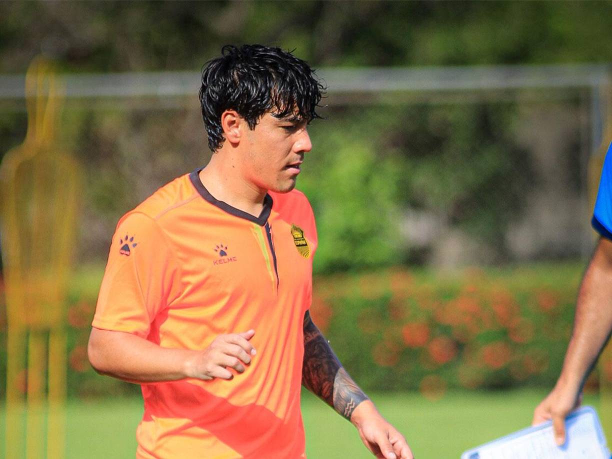 Otro jugador que no entra en los planes del Real España para el 2024 es el volante mexicano Michael Pérez. Su Apertura 2024 fue sin pena ni gloria. 