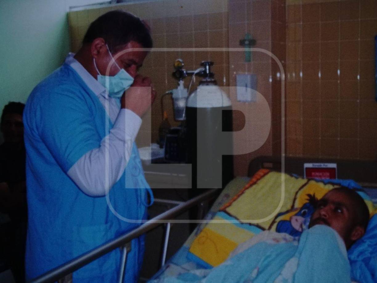 Esta decisión llevó a su destitución el 25 de junio de 2009, aunque fue reinstalado en su puesto al día siguiente por la Corte Suprema, que declaró su remoción inconstitucional.