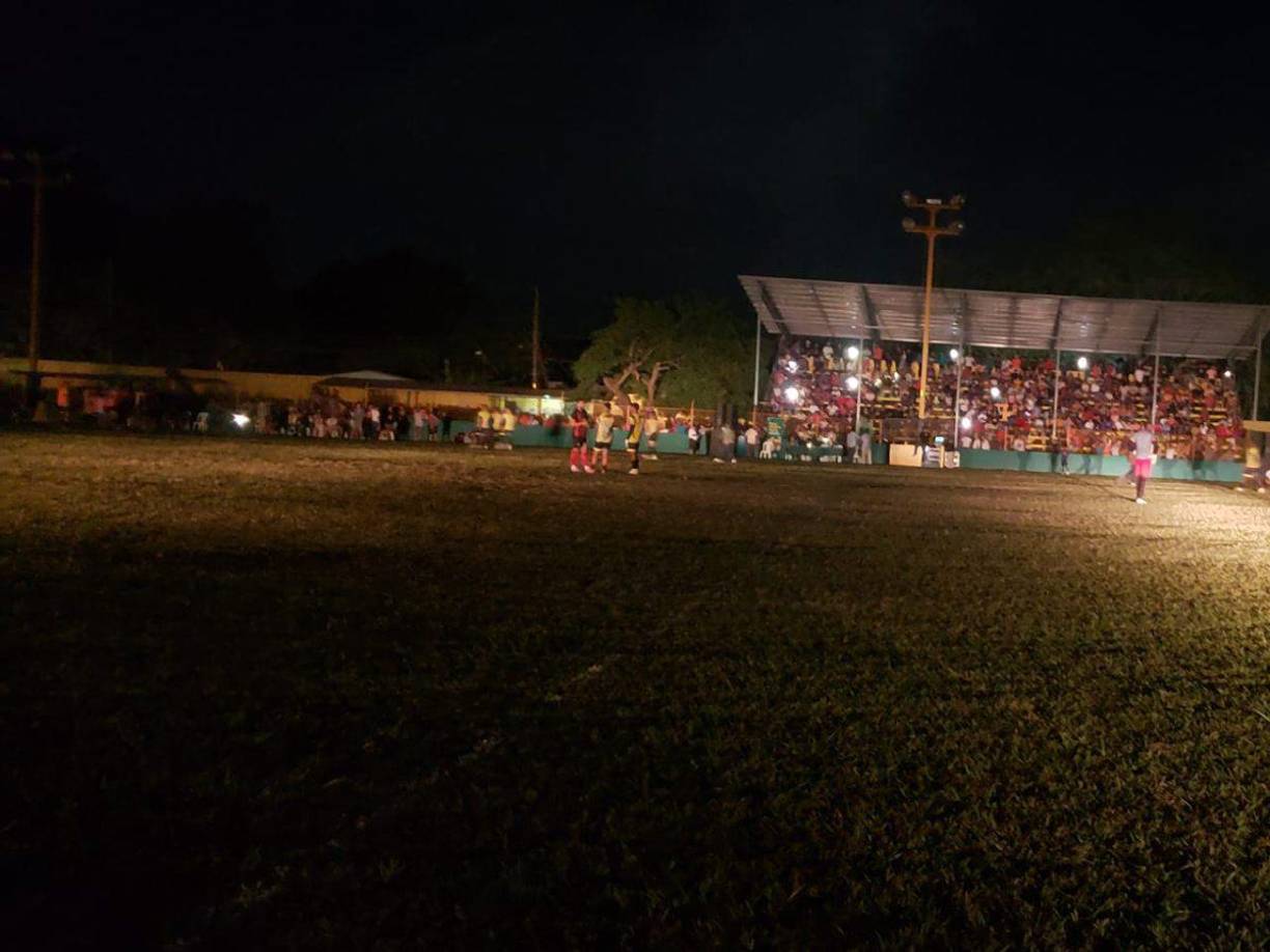 Hubo un apagón en el estadio y como consecuencia no se terminó. Como forma curiosa, el ganador se escogió mediante sorteo y la victoria fue para el Lone FC.