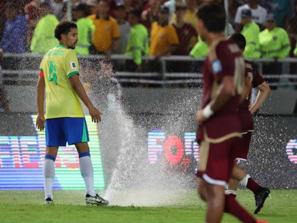 Los aspersores fueron activados en pleno juego para evitar que la selección de Brasil siguiera atacando. 
