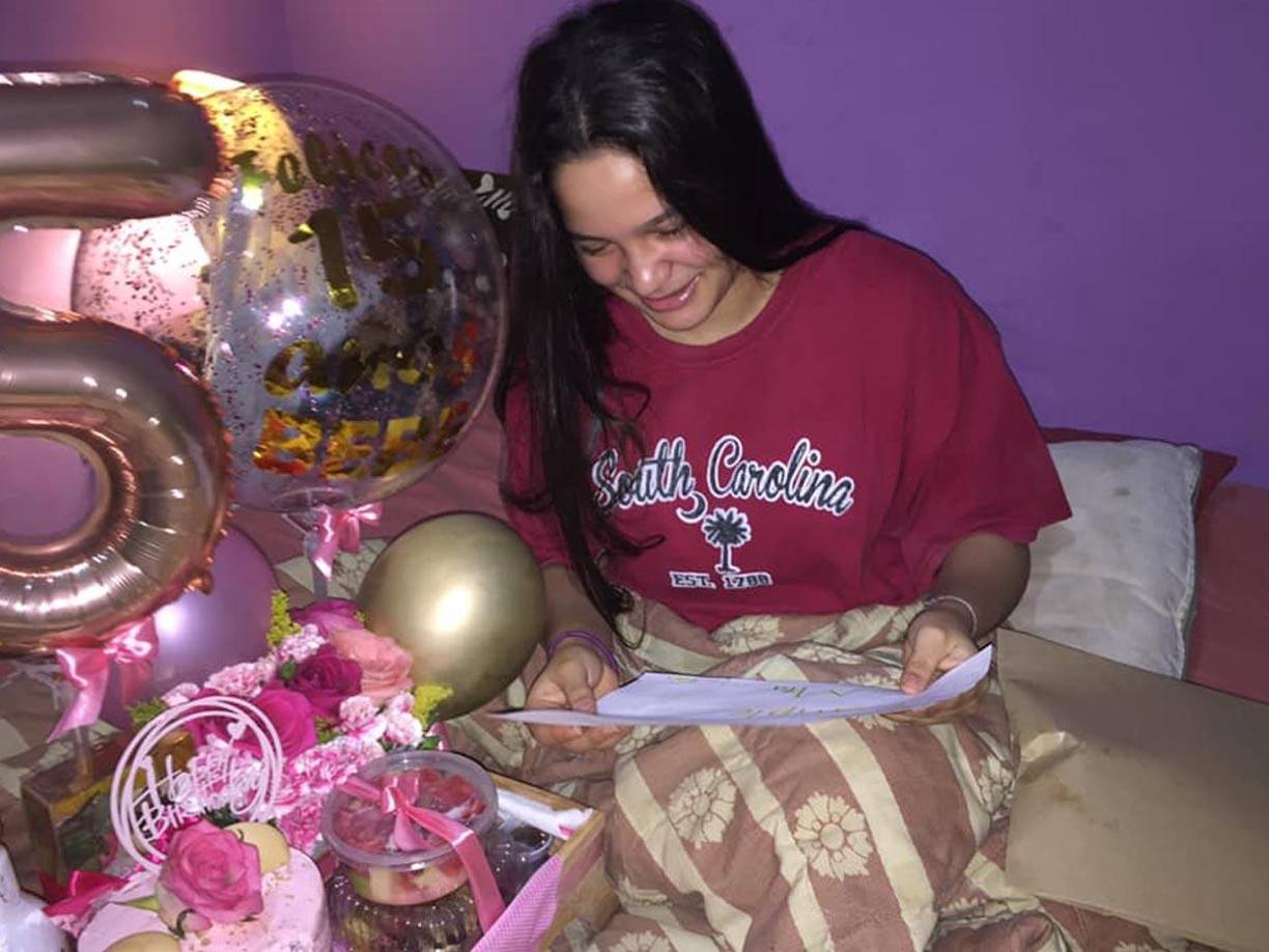 Mía Cáceres cuando cumplió 15 años y su sorprendida con regalos.