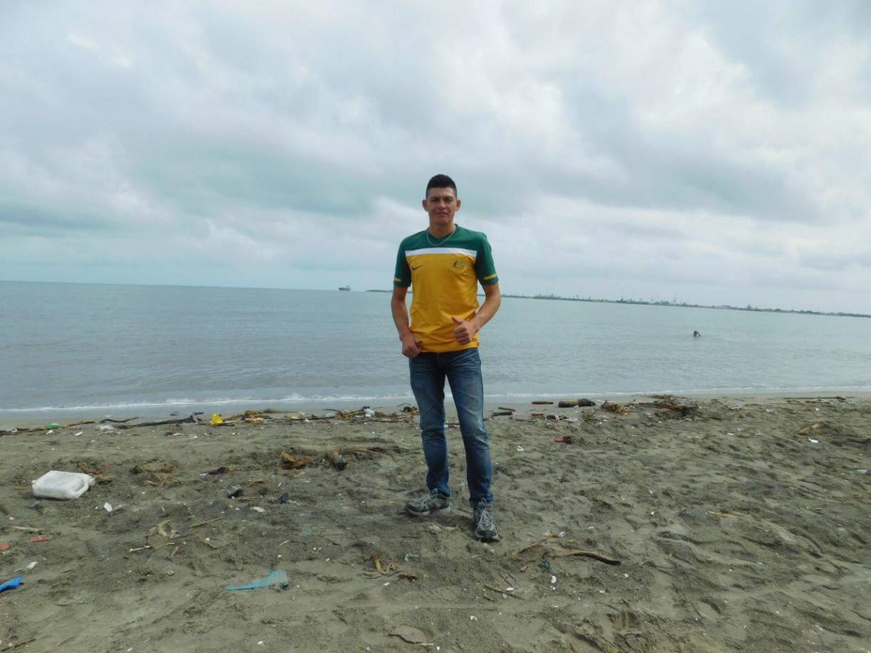 Alterna el fútbol con su trabajo de campo en unas piñeras en su natal Santa Cruz de Yojoa.
