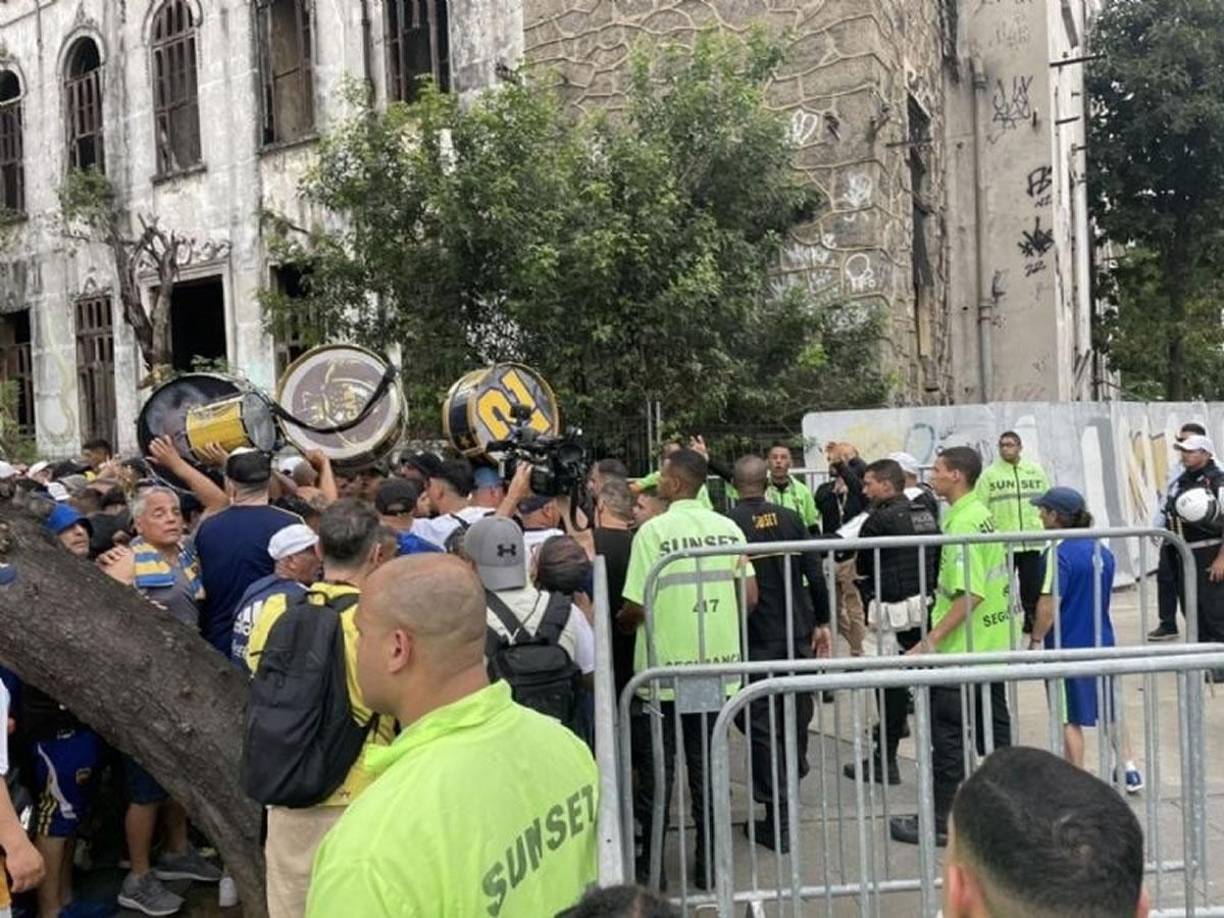 El arribo de La 12, la barra de Boca Juniors, derivó en un gran conflicto que involucró la intervención de la policía montada de Brasil, quien golpeó a algunos fanáticos y lanzó también gases lacrimógenos.