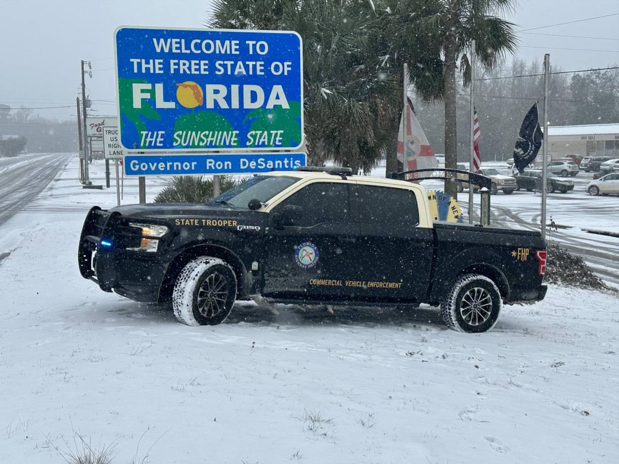  Florida rompió su récord de nieve tras la histórica tormenta invernal del martes con cerca de 25 centímetros (9,8 pulgadas) en Milton, en el noroeste del estado.
