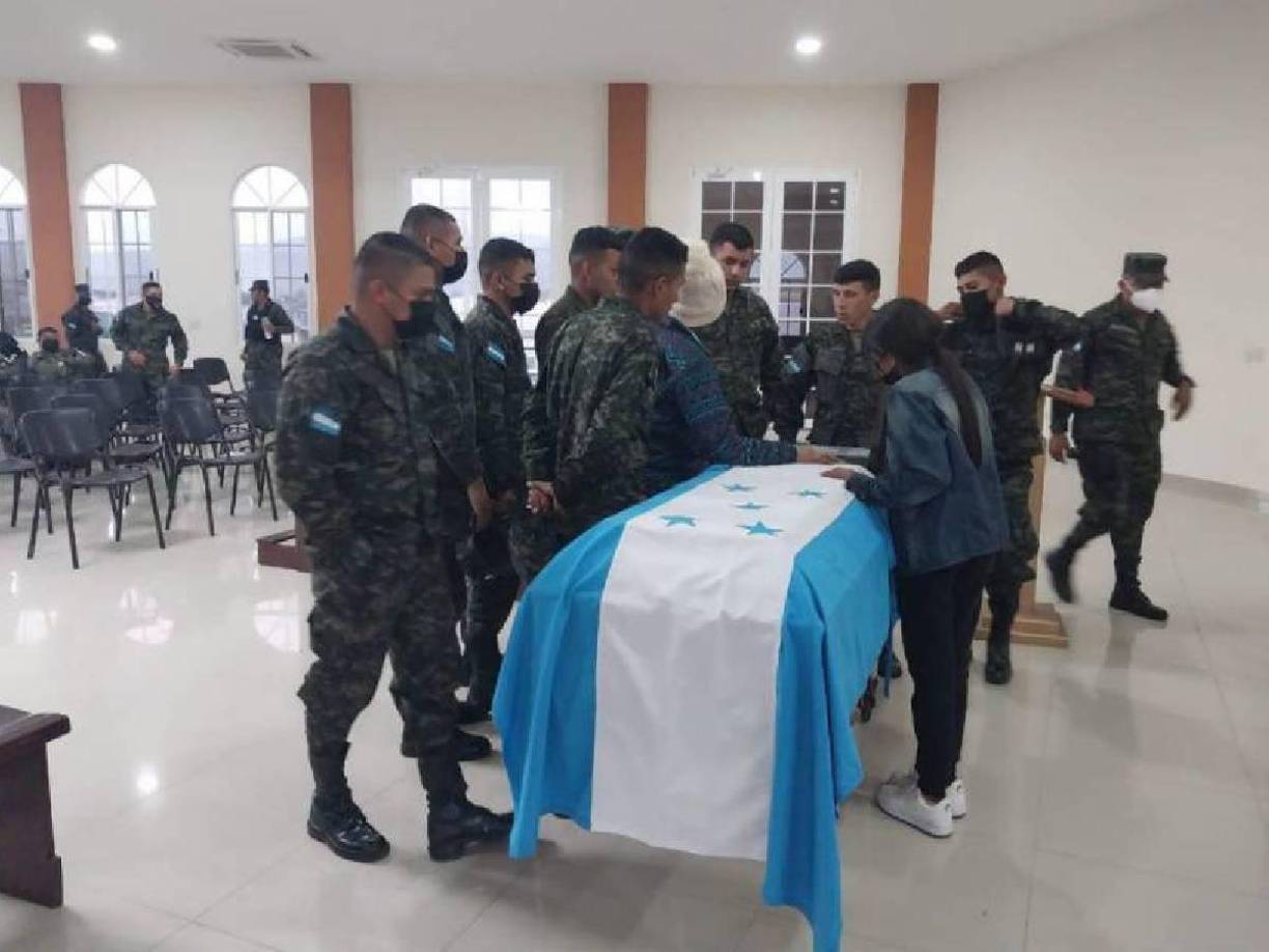 Agentes de la Policía Militar, hicieron presencia en los actos velatorios de Rosales Sánchez, antes de ser trasladado al Valle de Jamastrán, en El Paraíso.