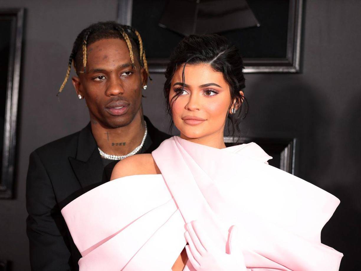 Kylie Jenner y Travis Scott pusieron fin a su relación tras una segunda oportunidad en enero de 2023. La pareja rompió por primera vez en 2019 y se dio una segunda oportunidad a principios de 2020. Tienen dos hijos, Stormi y Wolf. “Esto ya ha pasado muchas veces anteriormente: romper y reconciliarse es algo a lo que nos tienen acostumbrados, pero siempre siguen siendo buenos amigos y excelentes padres”, expresó una fuente. Sin embargo, en abril, Kylie hizo oficial su noviazgo con el actor Timothée Chalamet.