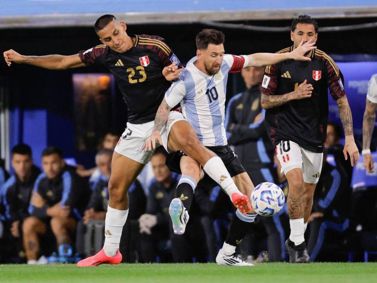 En las eliminatorias de la Conmebol 10 selecciones compiten en un formato de liga única y juegan entre sí en casa y fuera. Los seis primeros se clasificarán automáticamente para el Mundial, y el séptimo irá a un repechaje. Perú está al borde de la eliminación al ser última de la tabla de posiciones.