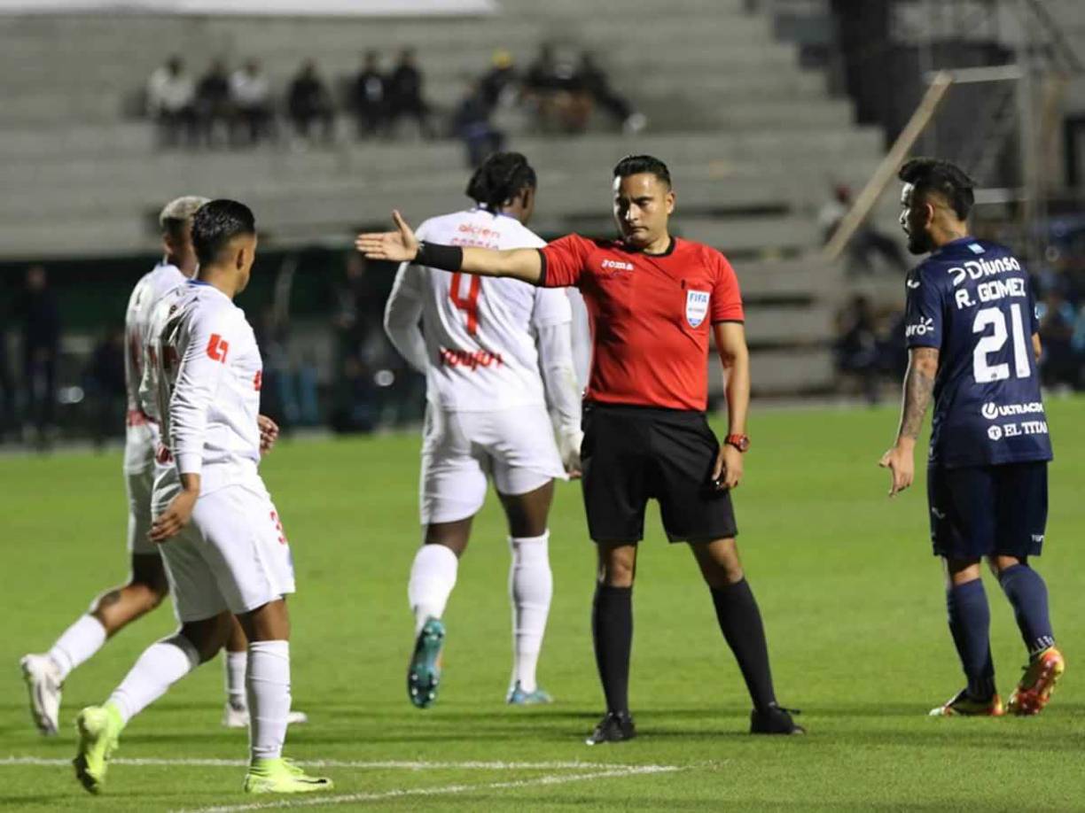 El árbitro Saíd Martínez fue protagonista en la Gran Final entre Olimpia y Motagua.