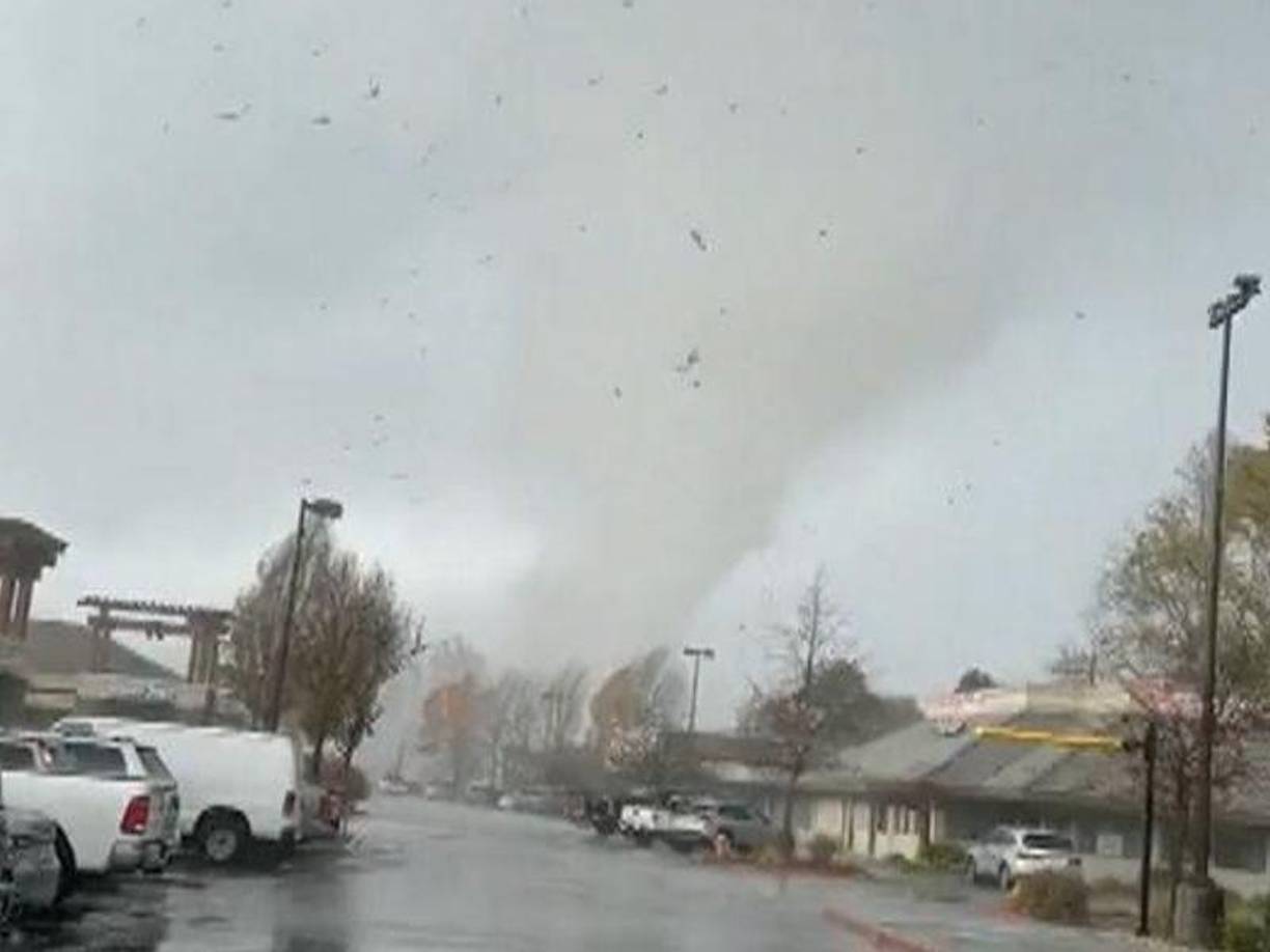 El tornado tocó tierra el sábado por la tarde en Scotts Valley, California, unas 70 millas al sur de San Francisco. 