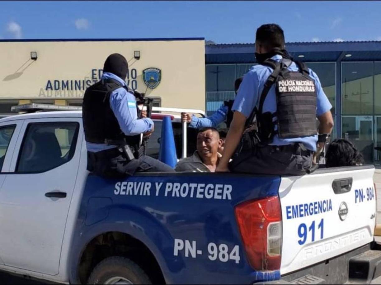 Uno de los acusados, en declaraciones ofrecidas a un medio de comunicación local, dijo que lo habían detenido “por matar a una mujer”. Sumado a eso, reveló que lo hizo “por que era el enemigo”.