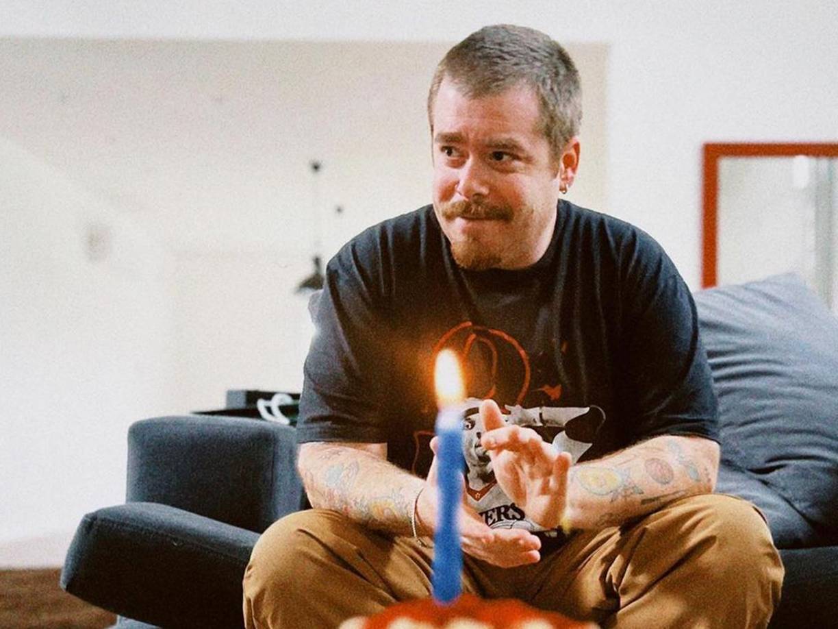 Nació en Rosario, mismo lugar donde es residente Lionel Messi. 