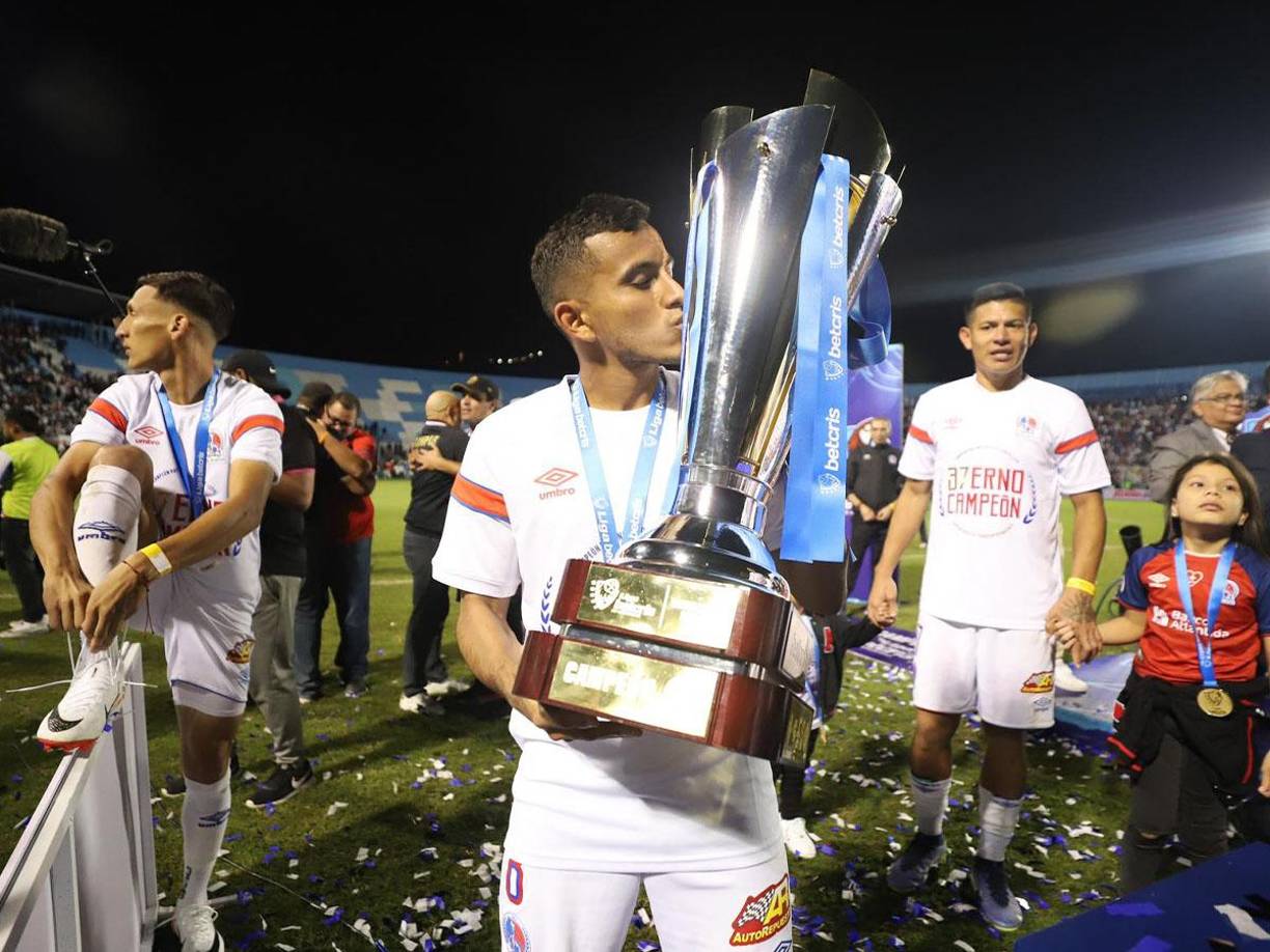 Edwin Rodríguez besando la Copa.