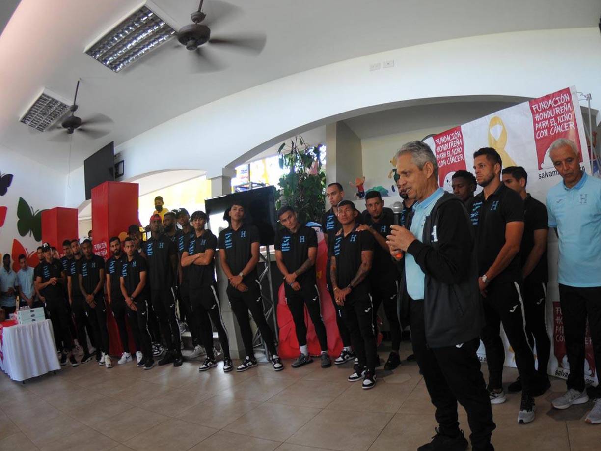 En el marco del Día del Niño que se celebra en el territorio hondureño, el cuerpo técnico y seleccionados de la Bicolor llevaron alegría con los infantes que luchan por su vida.
