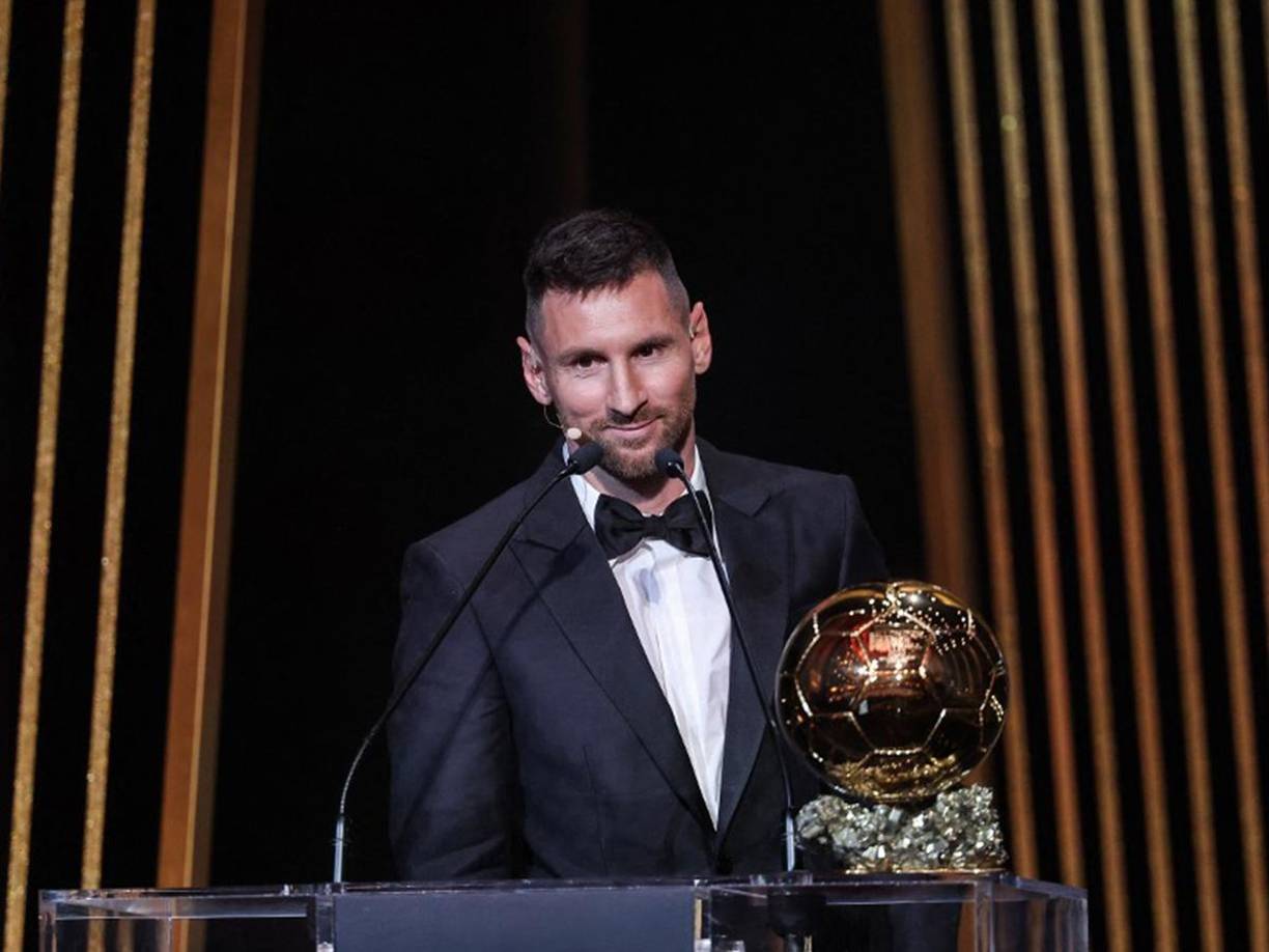 <b>Messi</b>, de 36 años y actual jugador del Inter Miami, no cuajó su mejor temporada con el París Saint-Germain en 2022-2023, pero la Copa del Mundo conquistada tras ganar a Francia en la final le abrió las puertas a un octavo máximo galardón individual, una distinción en la que sucede al francés Karim Benzema y que agranda su leyenda en la historia del fútbol.