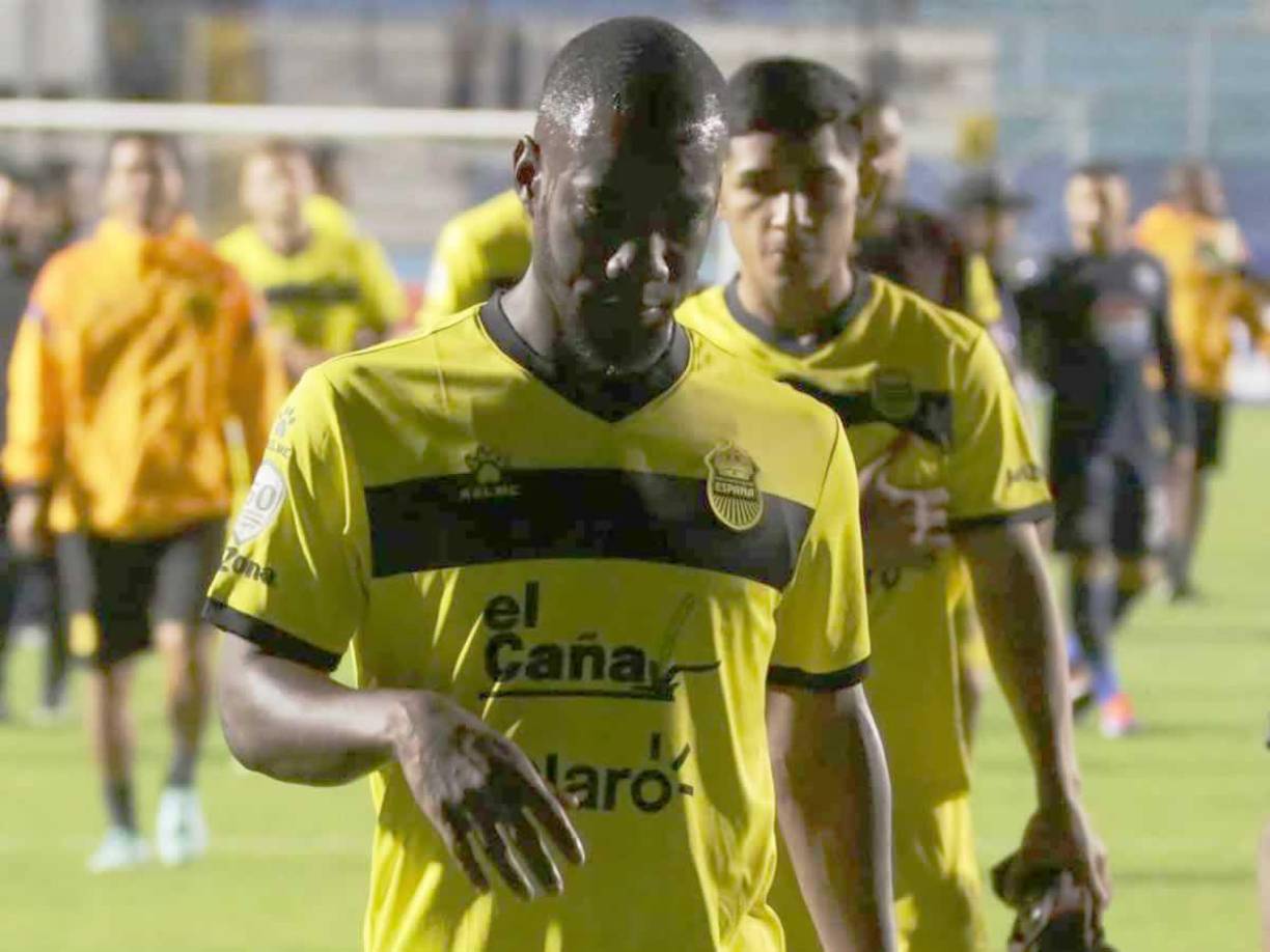 Darixon Vuelto se fue cabizbajo del estadio Nacional Chelato Uclés tras la eliminación del Real España.