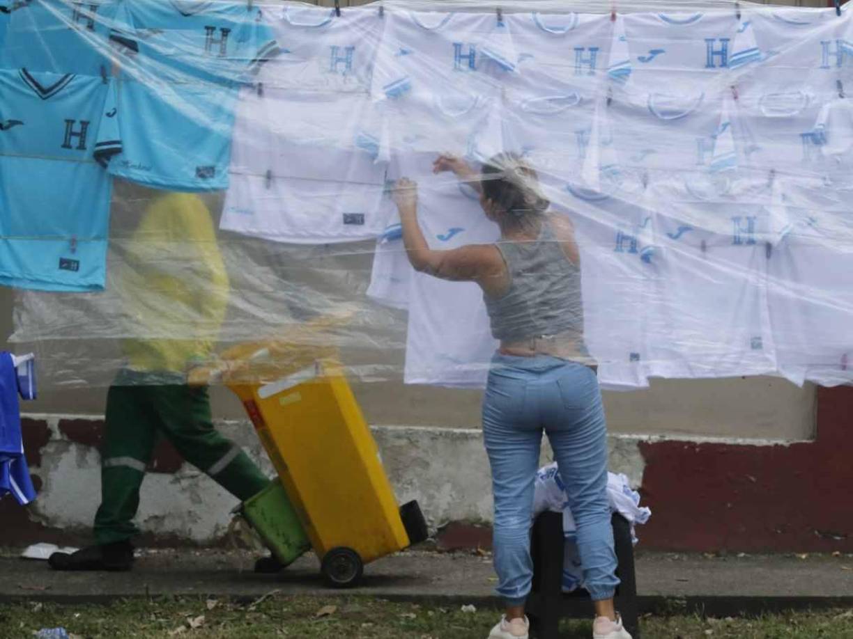 Vendedores tuvieron que cuidar el producto que ofrecen en los alrededores del estadio Morazán.