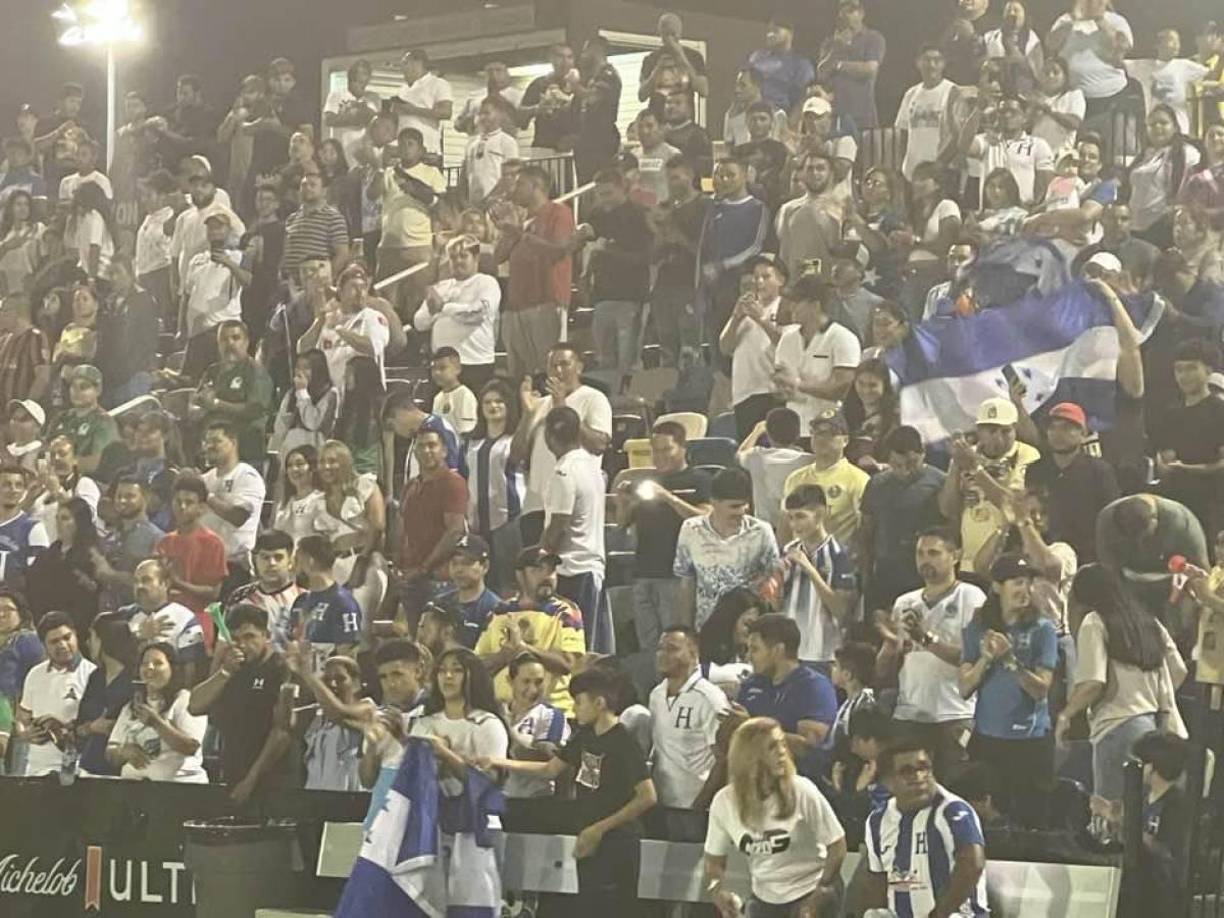 Las graderías lucieron llenas con la gran cantidad de hondureños que apoyaron a las leyendas catrachas.