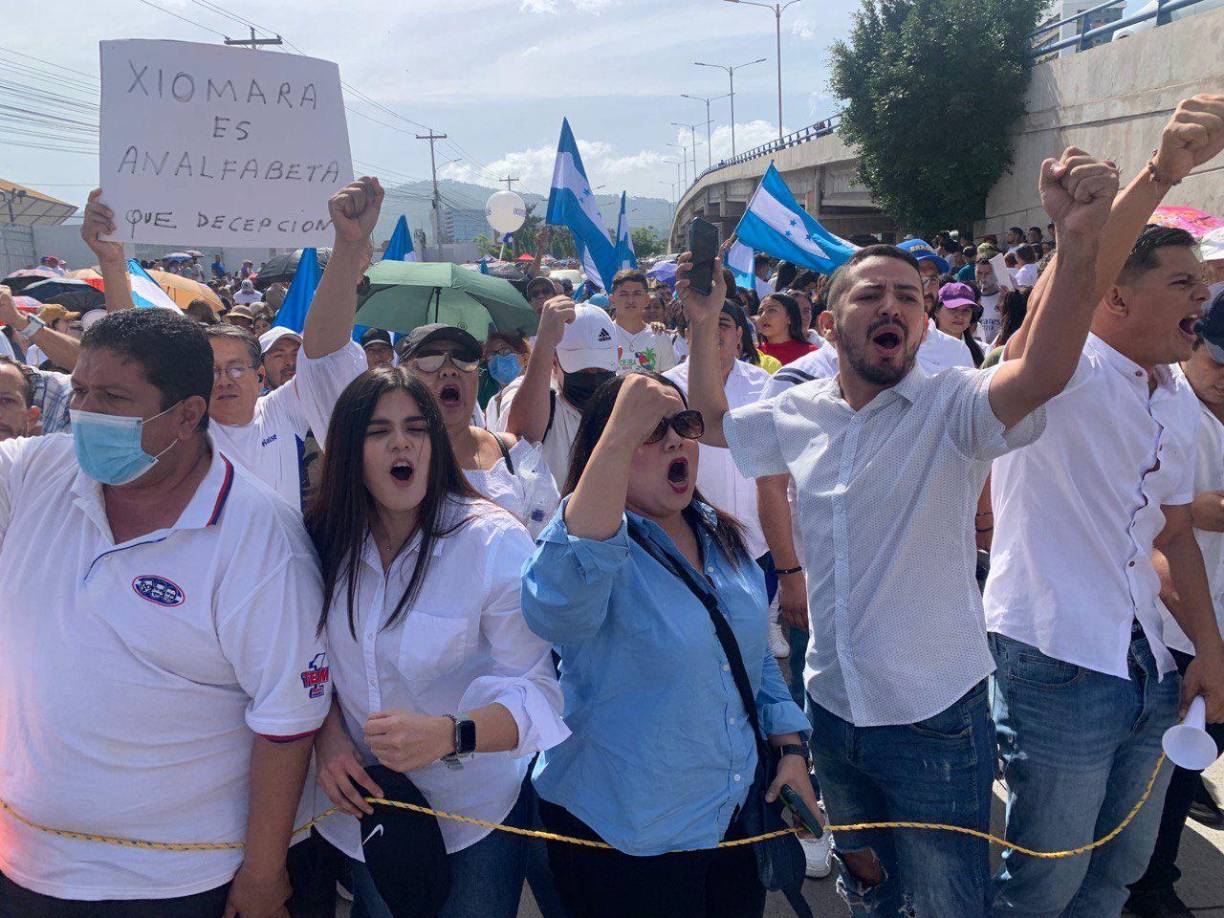 Opositores se manifestaron en contra del Gobierno de Xiomara Castro, aduciendo que conduce al país hacia una dictadura de izquierda. 