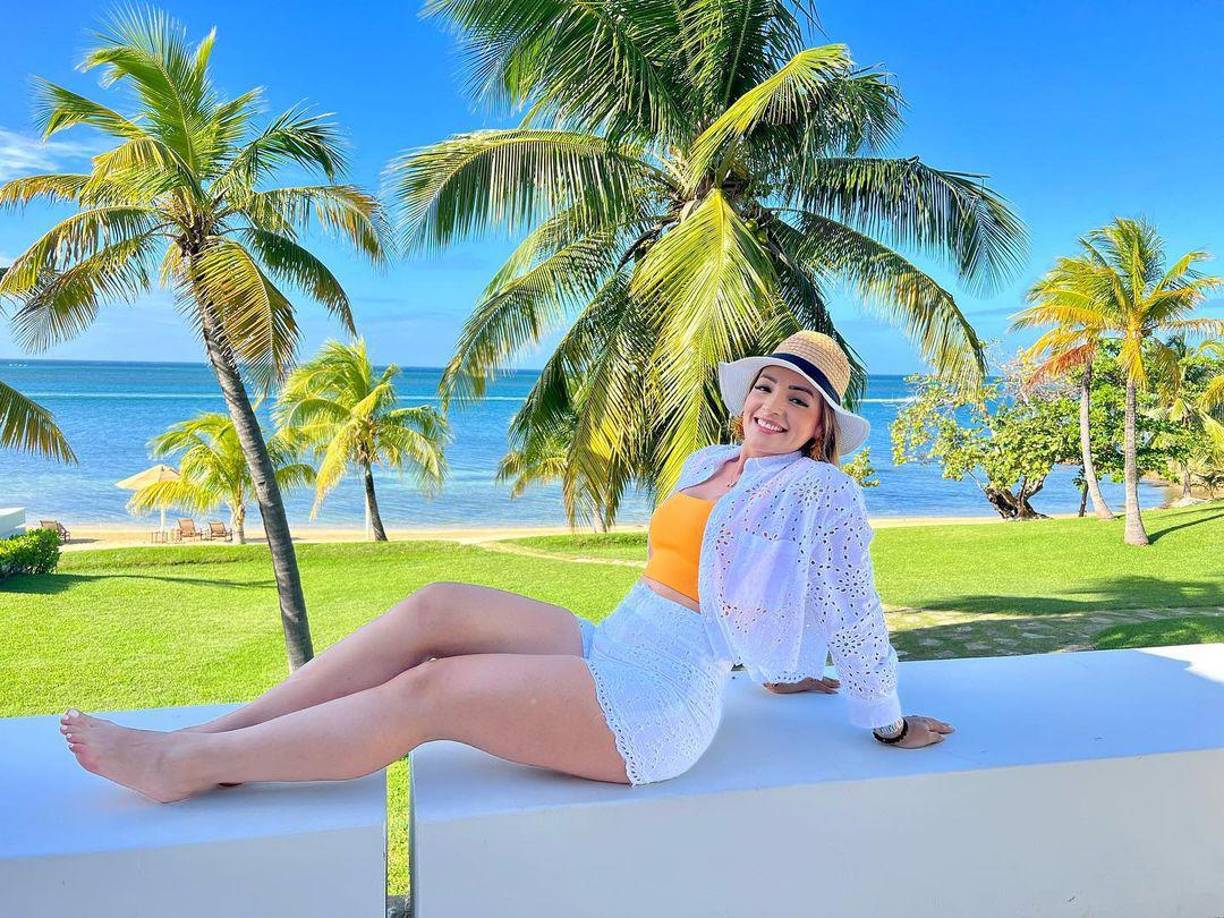 A través de sus redes sociales, la guapa hondureña compartió con sus miles de seguidores sensuales fotos luciendo du figura en Roatán.