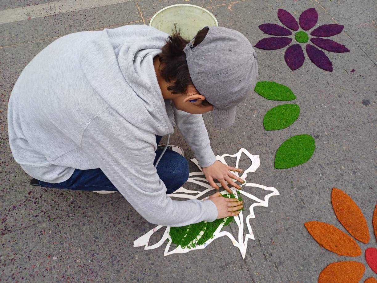 Las alfombras fueron adornadas con coloridas flores hechas de aserrin.