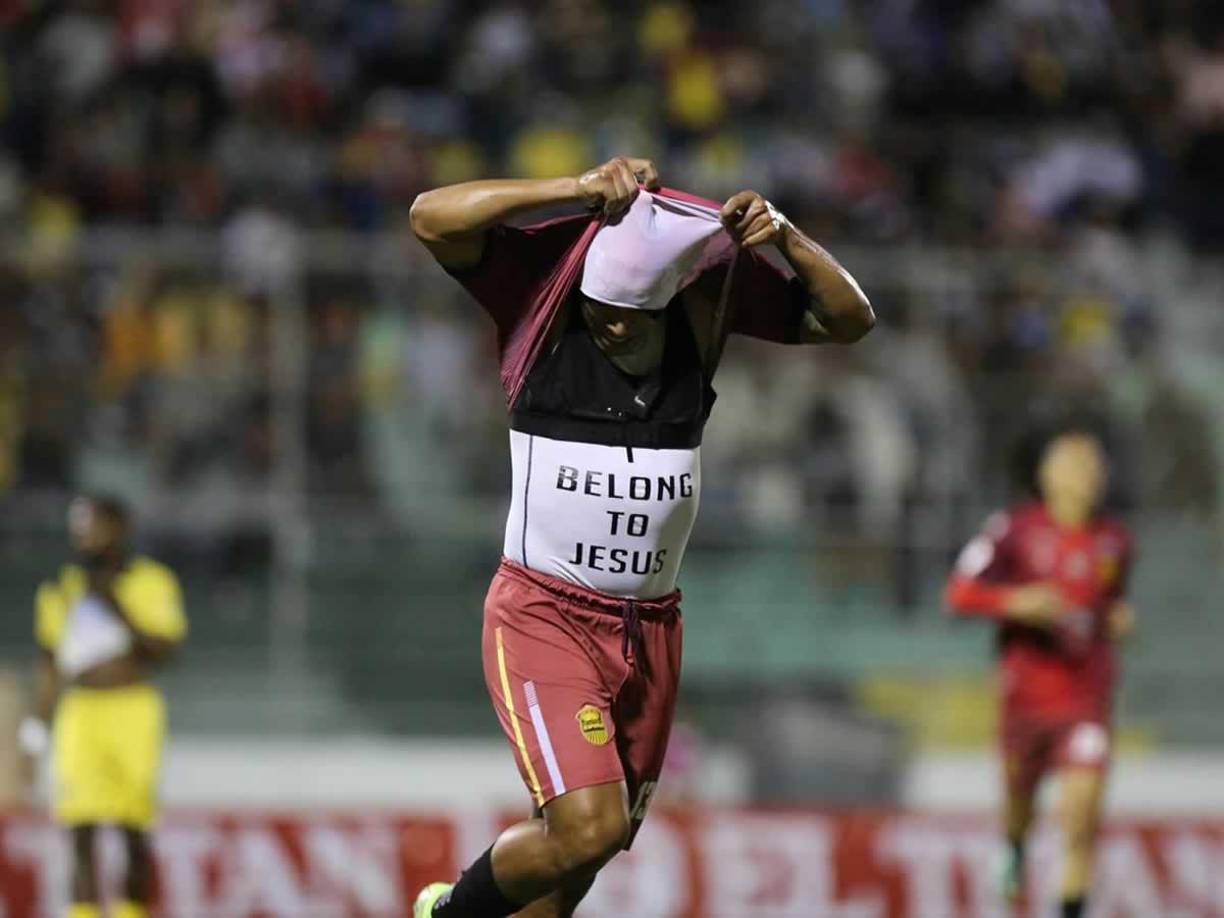 ”Pertenezco a Jesús”: el mensaje que mostró Brayan Moya en una camiseta abajo del uniforme tras su gol ante Génesis.