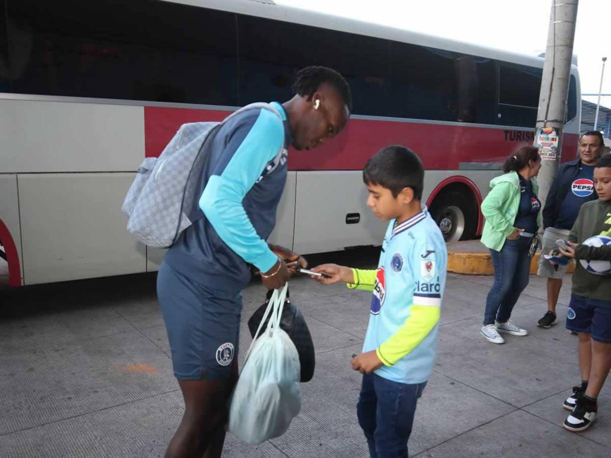 El niño aficionado de Motagua también le pidió un autógrafo a Román Rubilio Castillo.