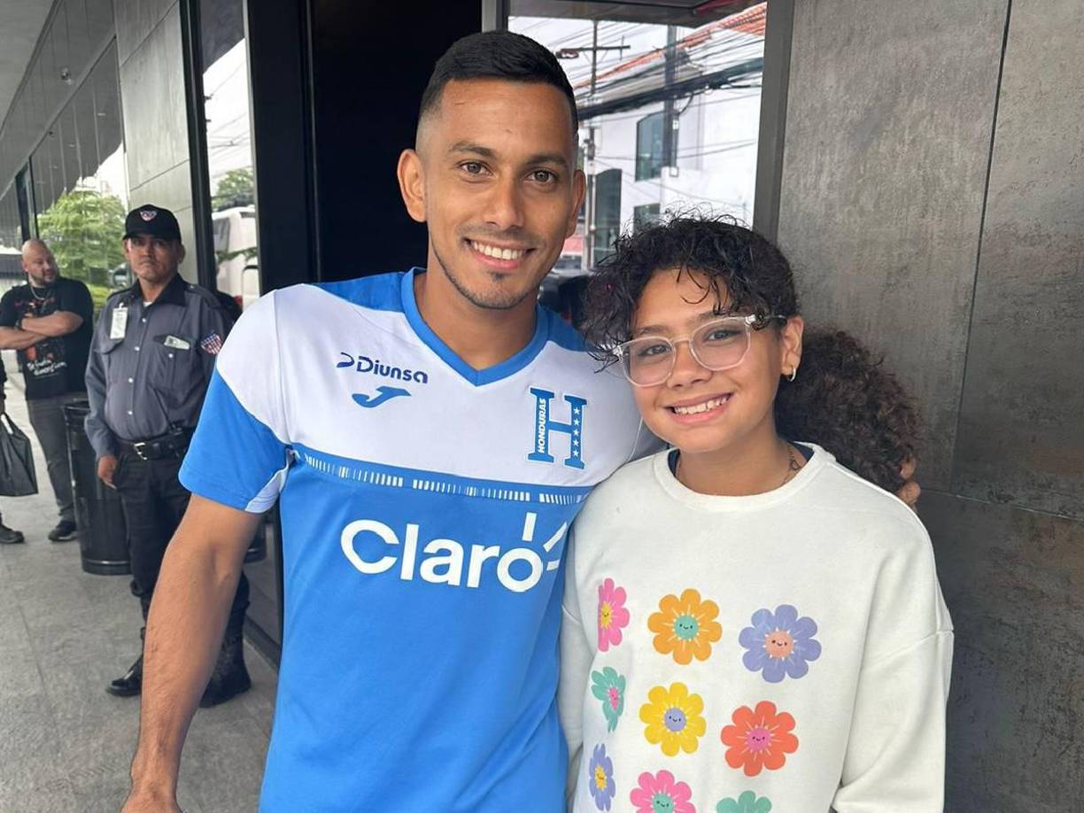 Edwin Rodríguez compartió con los aficionados en las afueras del hotel de San Pedro Sula y se tomó un par de fotografías.