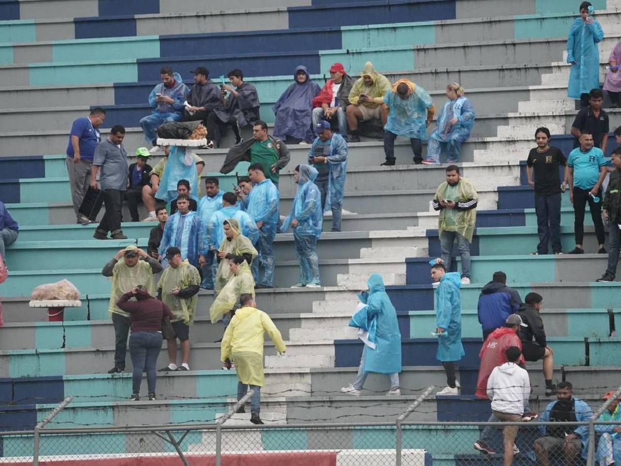 Los aficionados catrachos empezaron a llenar las graderías del recinto sampedrano.