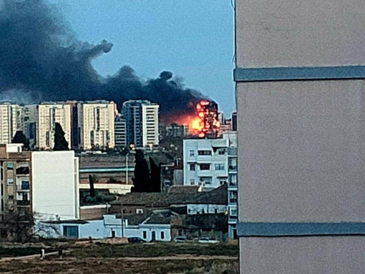 La magnitud del desastre es tal que la humareda negra es visible a varios kilómetros, aumentando el temor de que pueda afectar a edificaciones cercanas. El bloque afectado alberga 138 viviendas con alrededor de medio millar de vecinos.