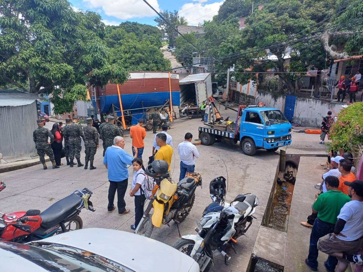 El velero, de casi 3 toneladas de peso, fue trasladado apenas 200 metros desde su ubicación original, y ahora se encuentra en un lugar seguro donde no representará peligro para los habitantes de la colonia. 