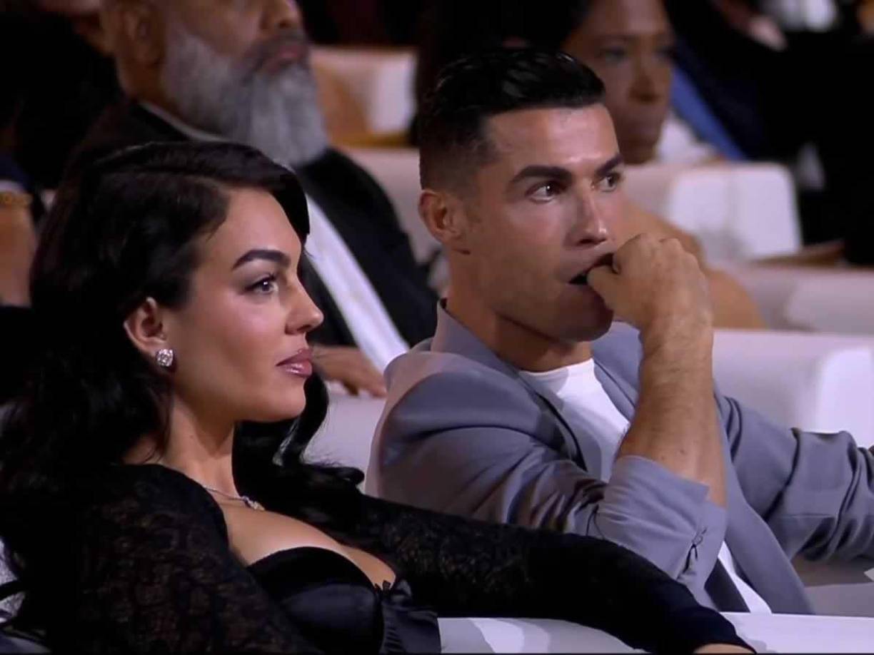 Cristiano Ronaldo, junto a Georgina Rodríguez, escuchó atento a lo que dijo Vinicius.