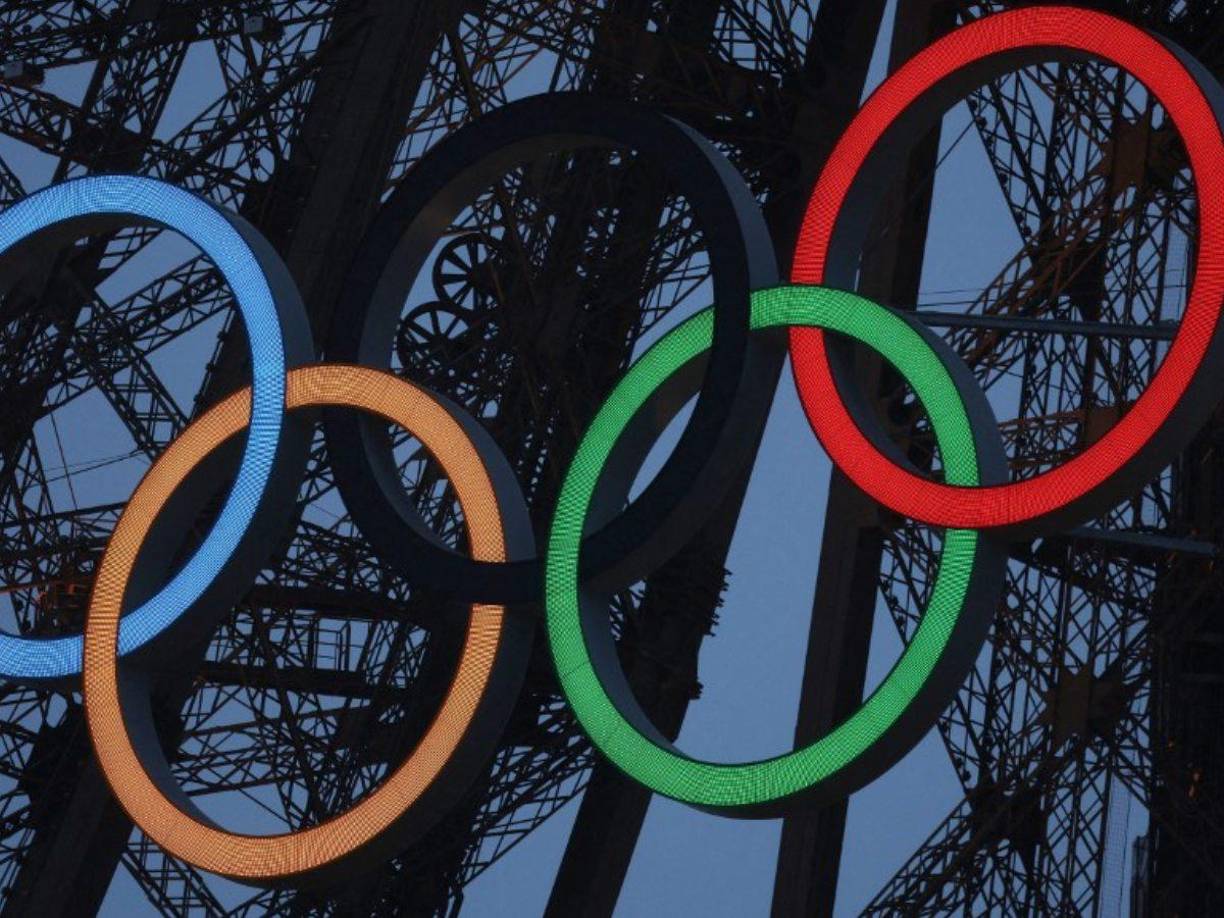 París inauguró este viernes con una inédita ceremonia sus Juegos <b>Olímpicos</b>, con el Sena como espectacular escenario por donde desfilaron los deportistas, bajo una persistente lluvia que caía sobre la capital francesa.