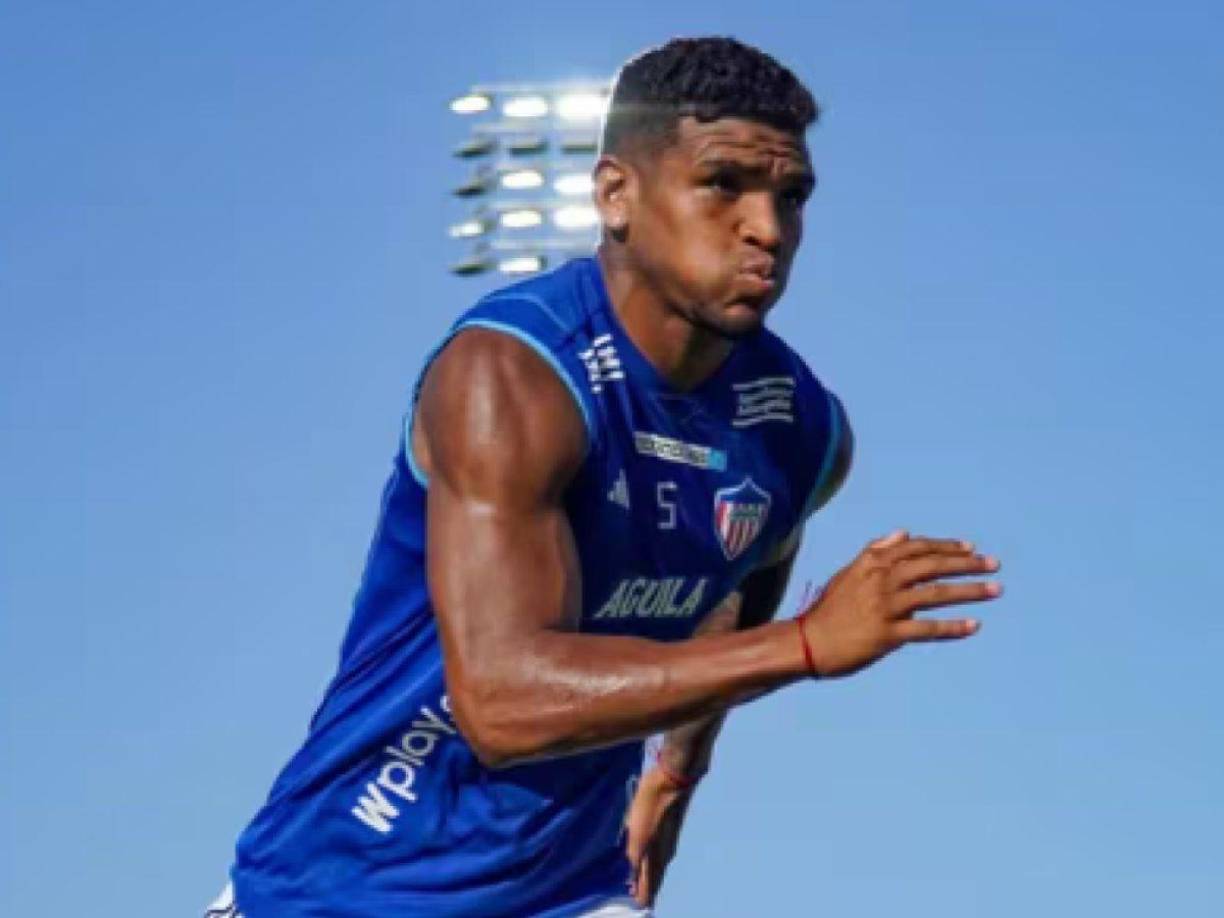 Rafael Pérez, defensor colombiano que milita para el Júnior FC, salió al paso de la foto íntima que circula en redes sociales sobre él y su esposa, asegurando que fueron víctimas tras negarse a pagar una extorsión.