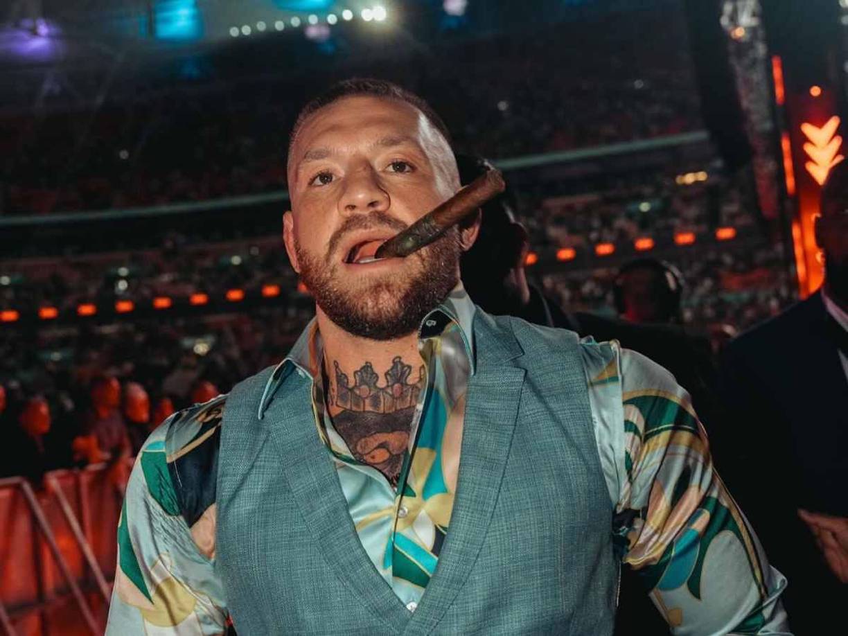 El luchador explicó que recogió a Hands y a su amiga Danielle Kealy en un coche conducido por su chófer afuera del bar, desde donde se desplazaron a casa de Lawrence para que se sumase a la fiesta que tenían previsto continuar en uno de los lujosos áticos del hotel Beacon.