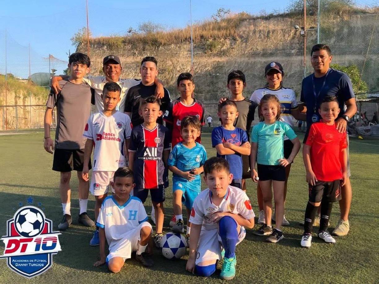Actualmente tiene su propia academia de fútbol para niños y niñas.