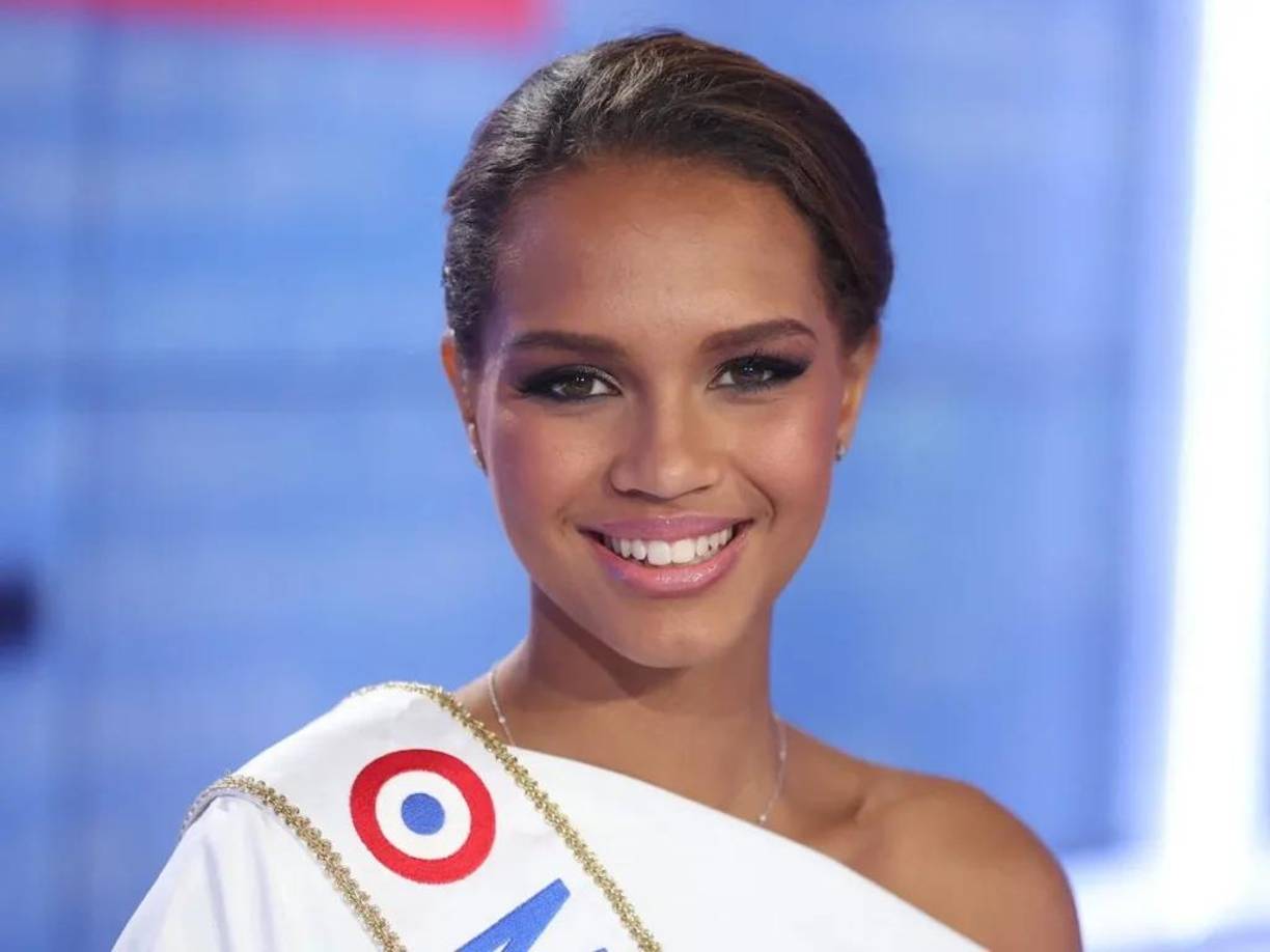 Miss Universo Francia: Indira Ampiot. La modelo francesa Indira Ampiot, de 20 años, ya fue coronada Miss Basse-Terre y Miss Guadeloupe en 2022. Es la cuarta mujer de Guadeloupe en ganar Miss Francia. Ampiot es de ascendencia india a través de su abuelo materno y es sobrina del futbolista francés Frederic Tejou. Venció a otros 29 concursantes en la competencia celebrada en diciembre.