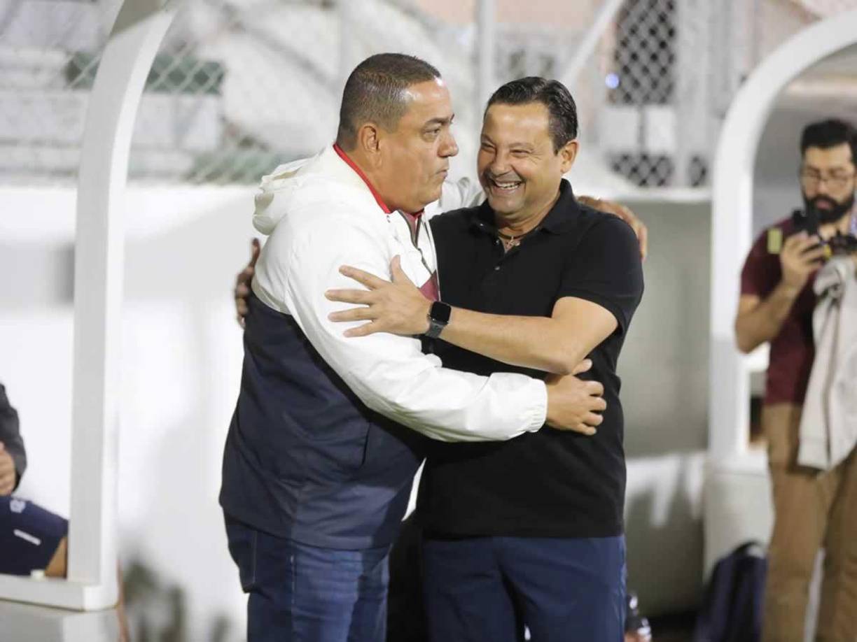 El amigable saludo de Jhon Jairo López, entrenador del Génesis, y Jeaustin Campos, técnico del Real España, previo al inicio del partido.