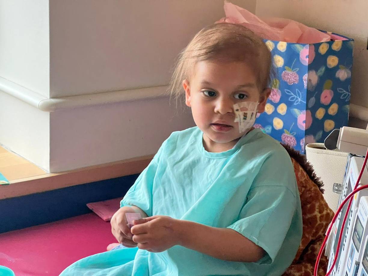 Los doctores le han dicho a la madre hondureña que la pequeña Kimberly tendría que pasar de tres a cuatro años en tratamiento. 