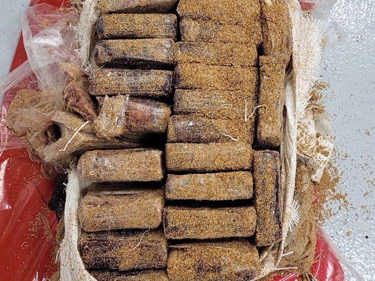 Un total de 67 libras (30.4 kilos) de cocaína en fardos fueron hallados por las autoridades durante este fin de semana flotando en una playa.