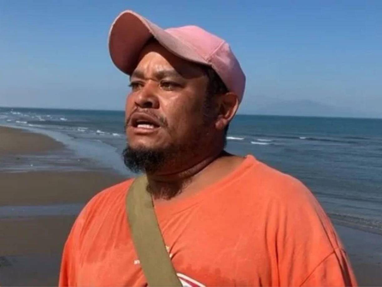 En ese momento se encontraba cerca Melvin, quien al ver que ninguna persona que veían el hecho se lanzaba a apoyarlas, no dudó en quitarse la playera y lanzarse al agua para poder salvarlas.