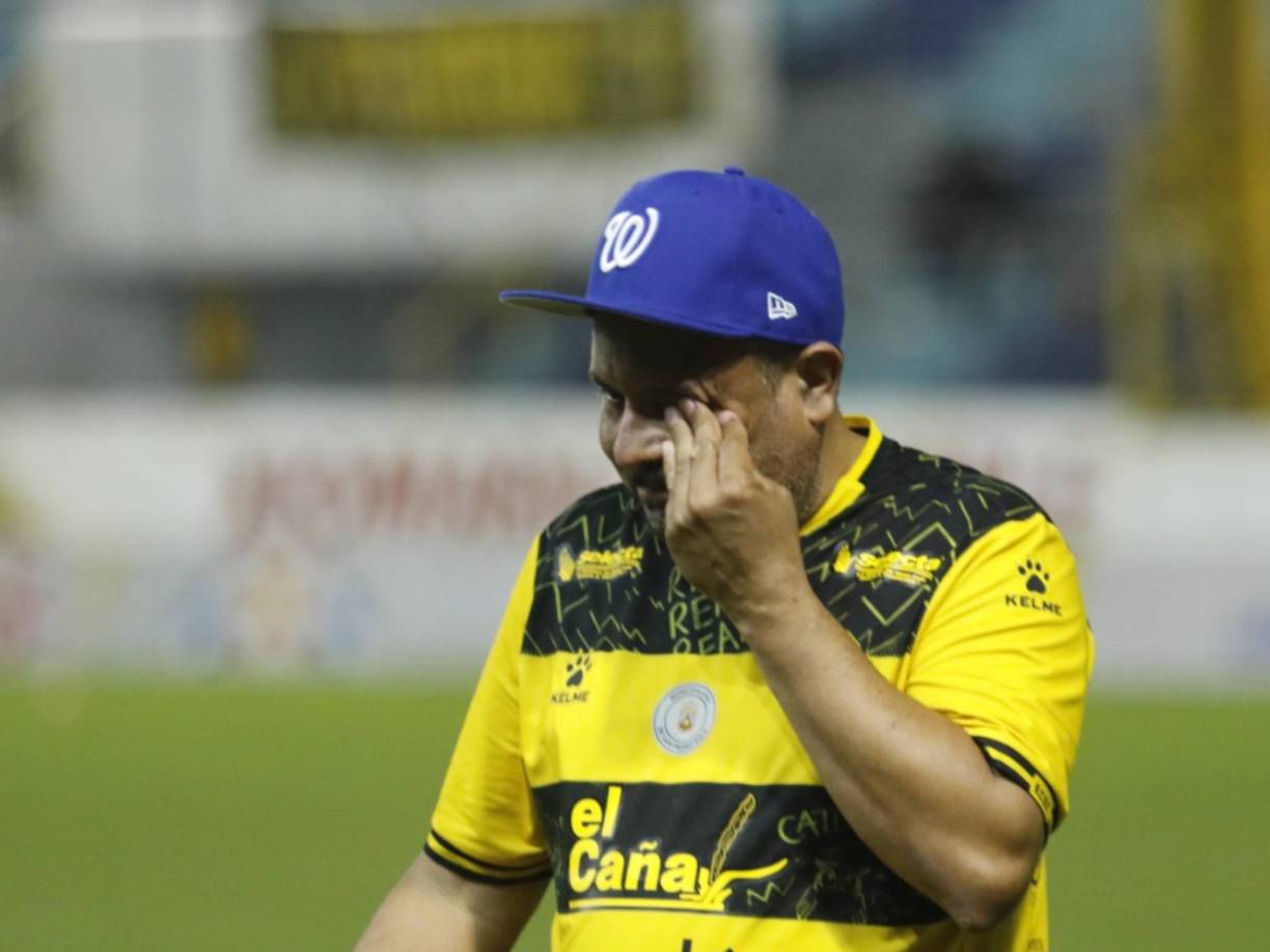 Wilson llegó procedente de Estados Unidos y la última vez que había visto al Real España en el Morazán fue hace 30 años. No pudo contener el llanto producto de la emoción.