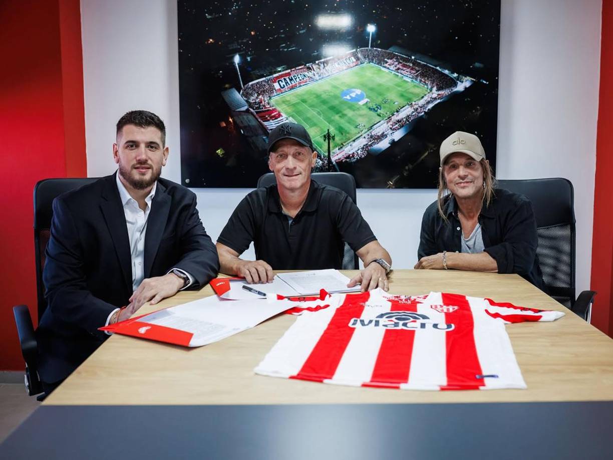 En su presentación, Troglio estuvo acompañado por su representante, su gran amigo Claudio Caniggia, y el presidente del club, Juan Manuel Cavagliatto, quien estuvo presente junto al manager Federico Bessone.