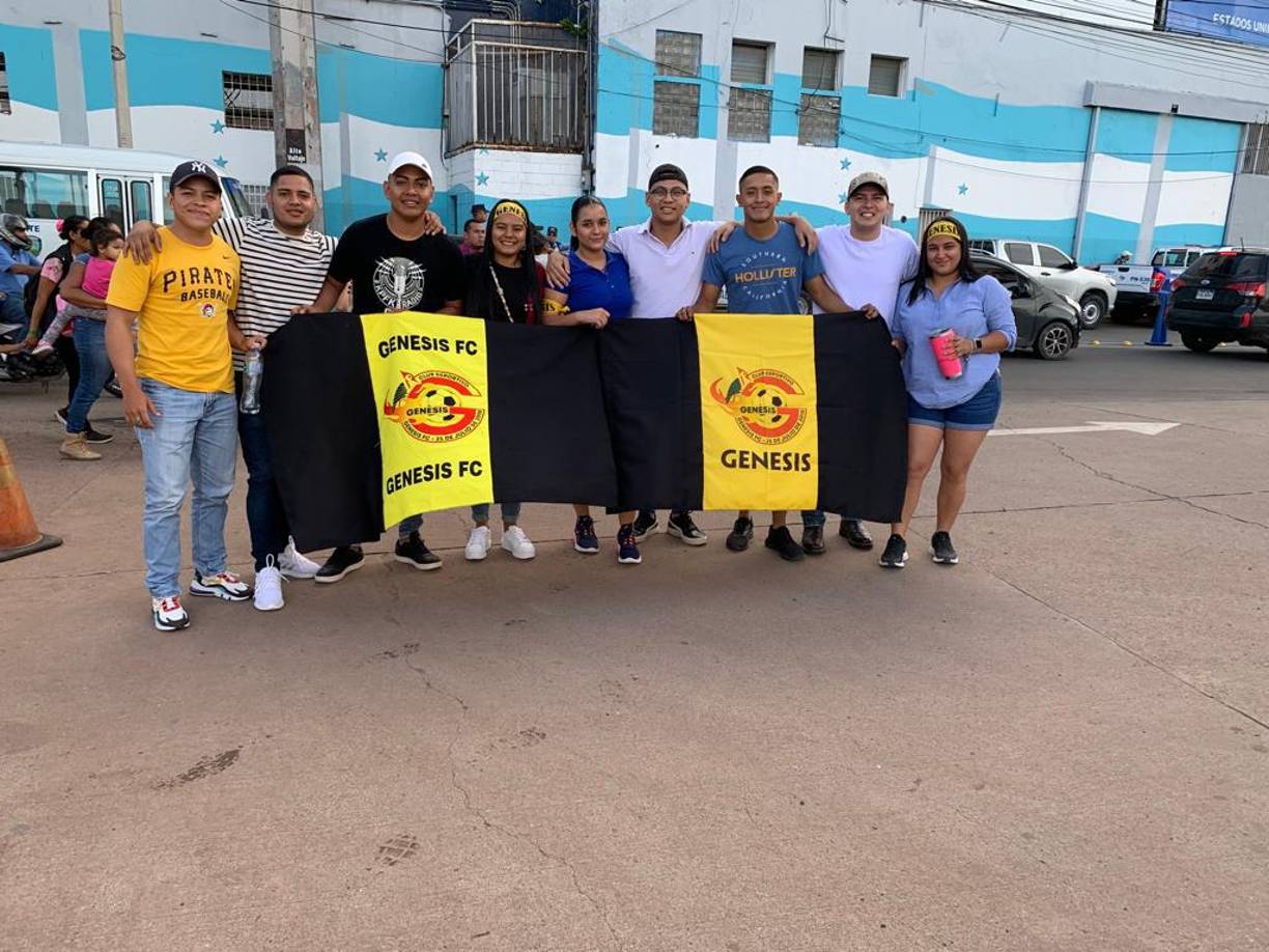 Bellas chicas, el beso romántico y ambientazo en el Génesis-Juticalpa FC